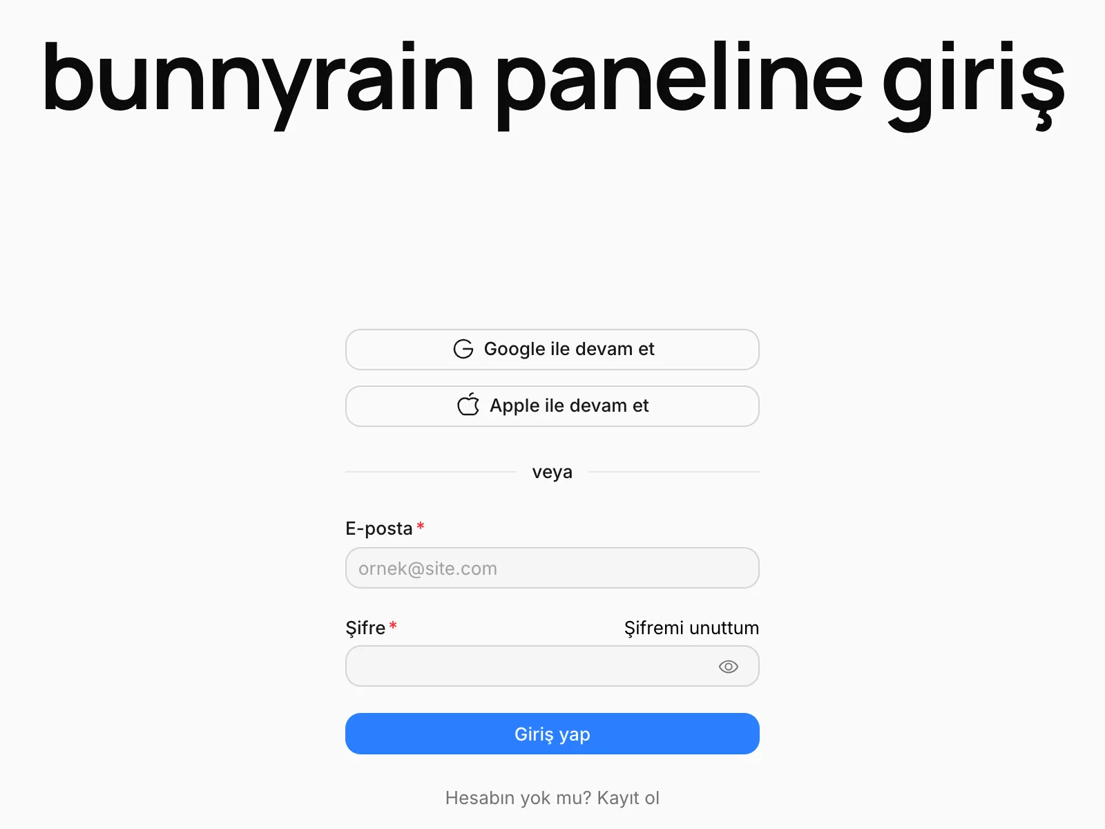 Giriş ekranı: Google ve Apple düğmeleri, e-posta ve şifre alanları