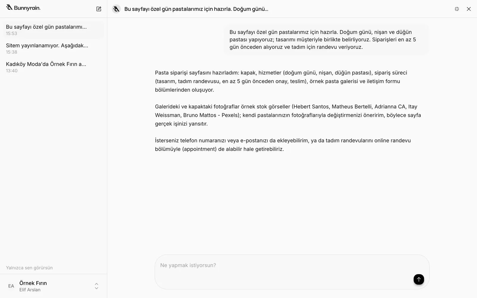 Tam ekran asistan: solda konuşma listesi, ortada sohbet