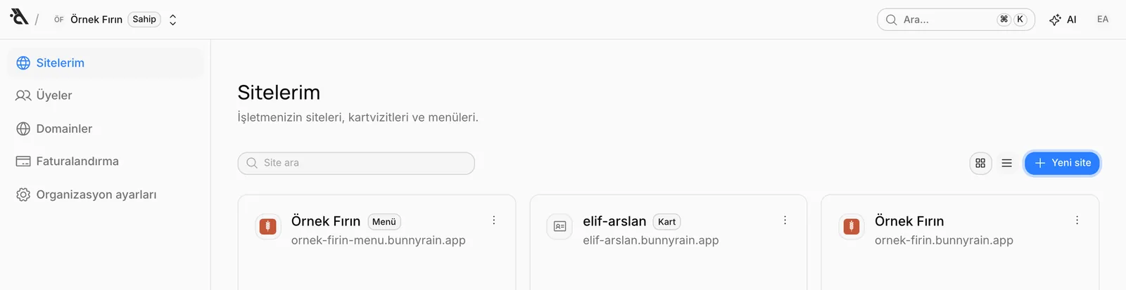 Sitelerim ekranı: üç site kartı, arama kutusu ve Yeni site düğmesi